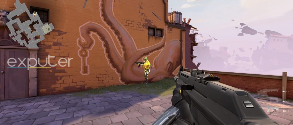 Yellow Crosshair with a Yellow Enemy Highlight in Valorant