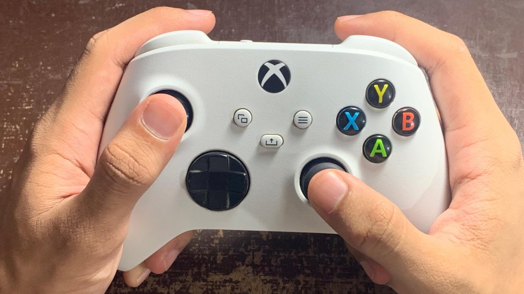 The Correct Way to Hold an Xbox Series Controller | Source: eXputer